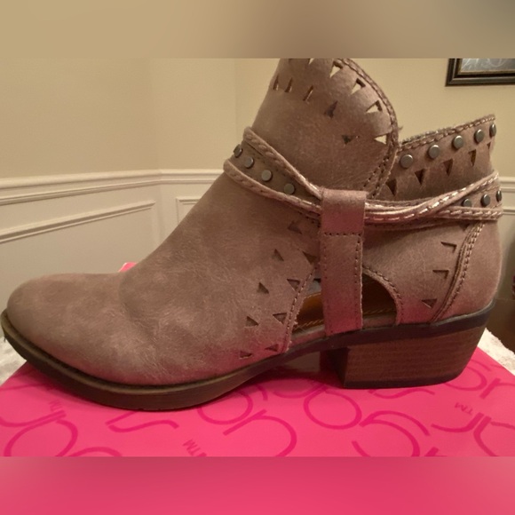 Sugar Terraine Distressed Taupe Ankle Booties Size 8.5M - Picture 7 of 8